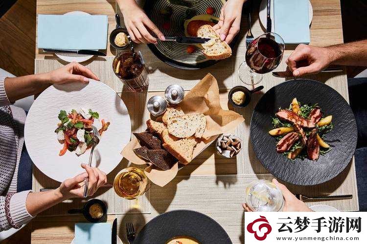 吃飯時嘴巴和食物緊密連接在一起