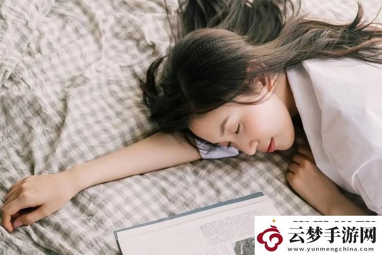 蘭姨捂著嘴怕發(fā)出聲音吵到網(wǎng)友