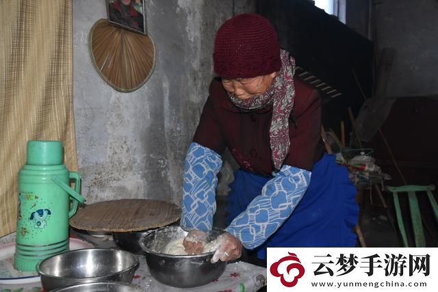 中國(guó)大媽戶外烹飪奇跡：引人入勝的美食秀