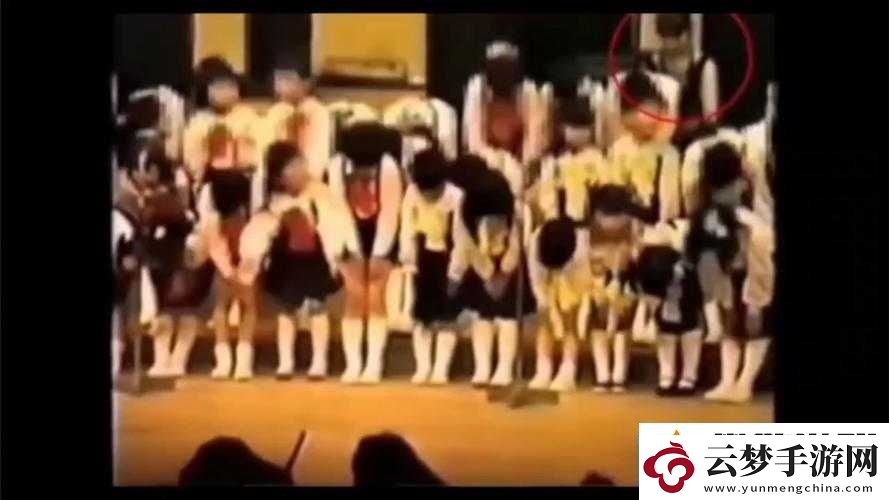 小女孩吃小男孩小叮當(dāng)視頻：詭異行為引發(fā)爭(zhēng)議