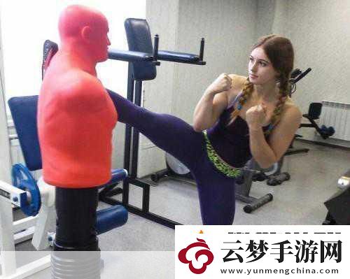 俄17歲最萌女漢子爆紅網(wǎng)絡(luò)手游界新寵兒誕生天使顏值搭配猛男身材的奇妙碰撞！