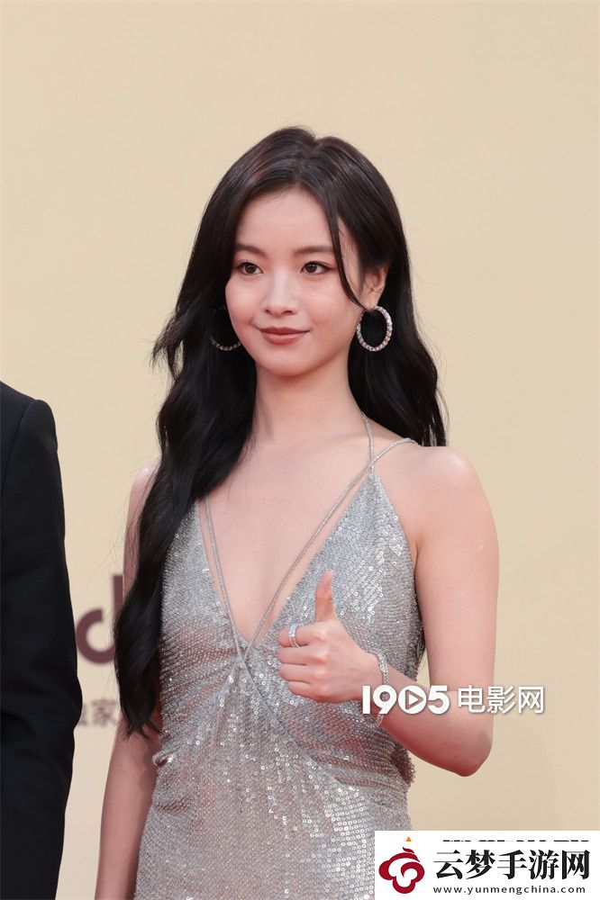 00后李庚希首獲金雞獎(jiǎng)最佳女主角亮相紅毯