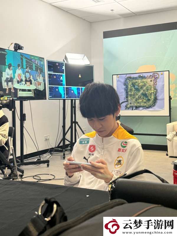 狼隊發(fā)布與冠軍獎杯合照
