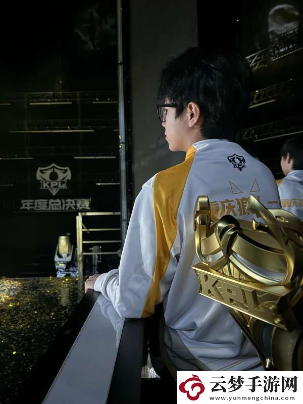 狼隊發(fā)布與冠軍獎杯合照