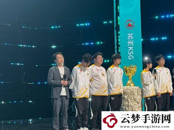 狼隊發(fā)布與冠軍獎杯合照