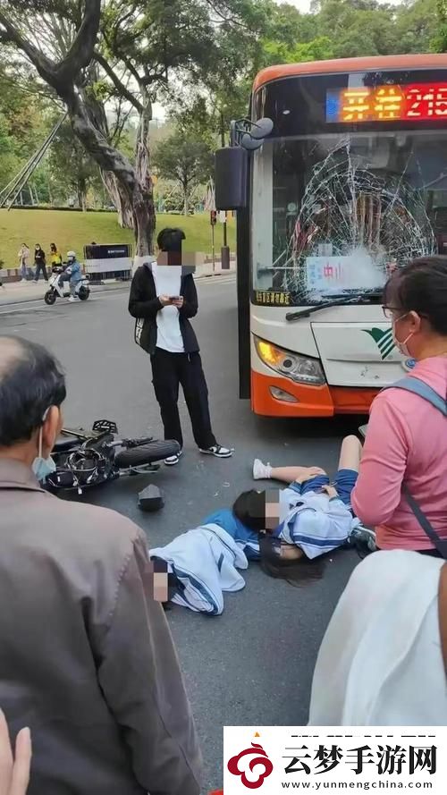 在公交車上被撞了八次高