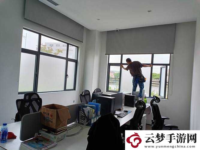 趴在玻璃窗做給別人看